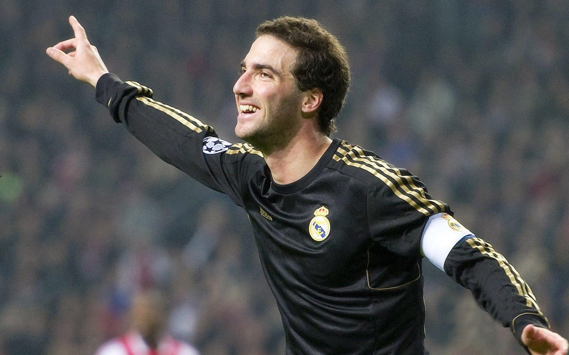 詹姆斯复出轰11+12创历史第一！飞身救球引爆全场，多次大笑庆祝传奇之夜